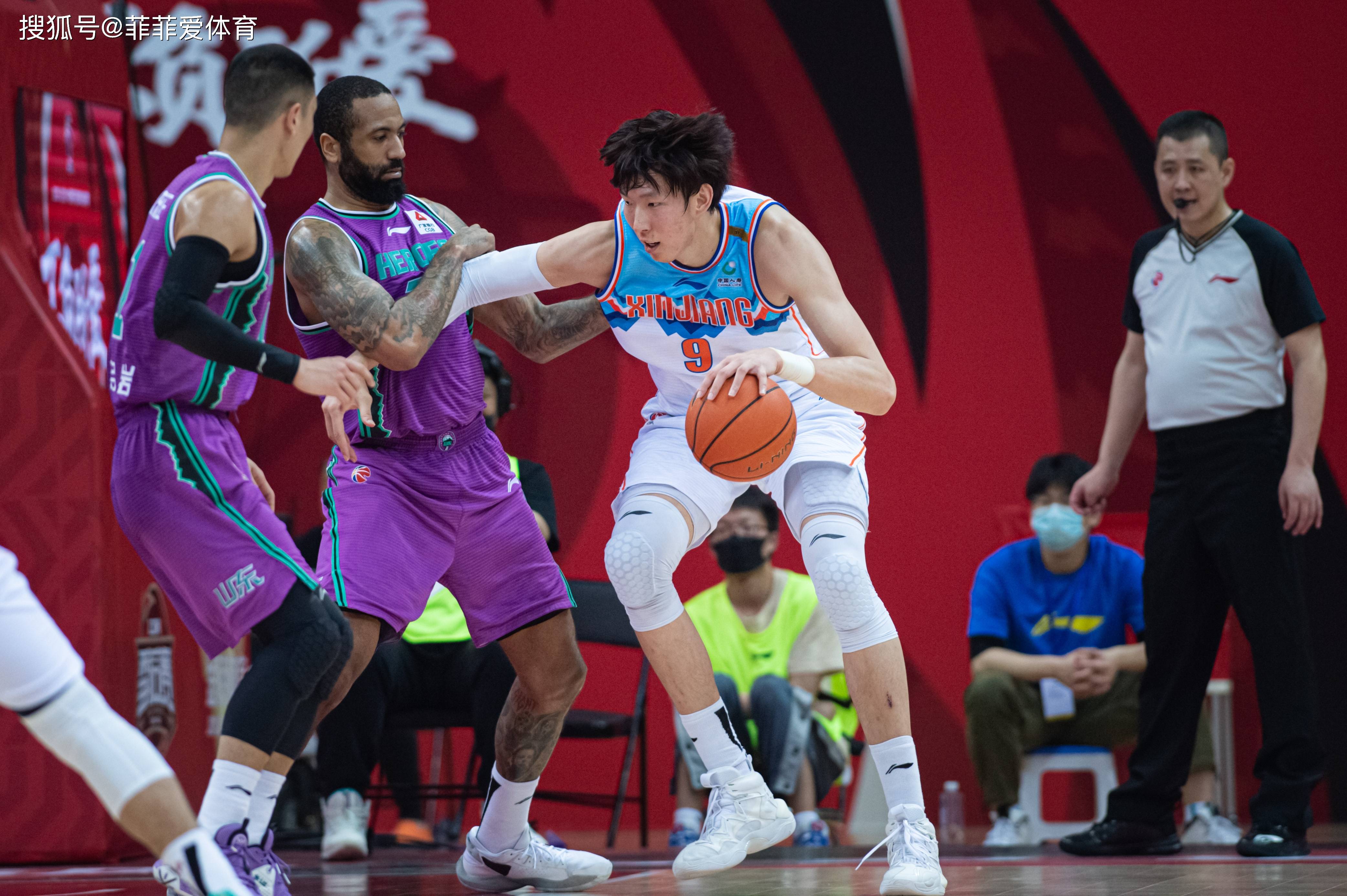 关于今晚突围战来临，山东泰山围绕CBA常规赛战术微调，态度坚定，临场指挥获称赞的信息