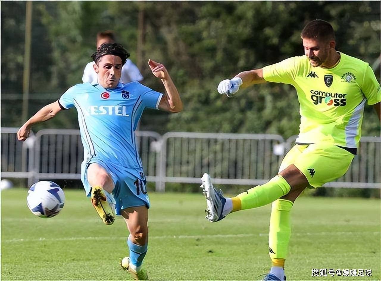 今晨体能课后；埃因霍温状态回暖备战欧超杯；压力陡增；更衣室氛围转暖的简单介绍