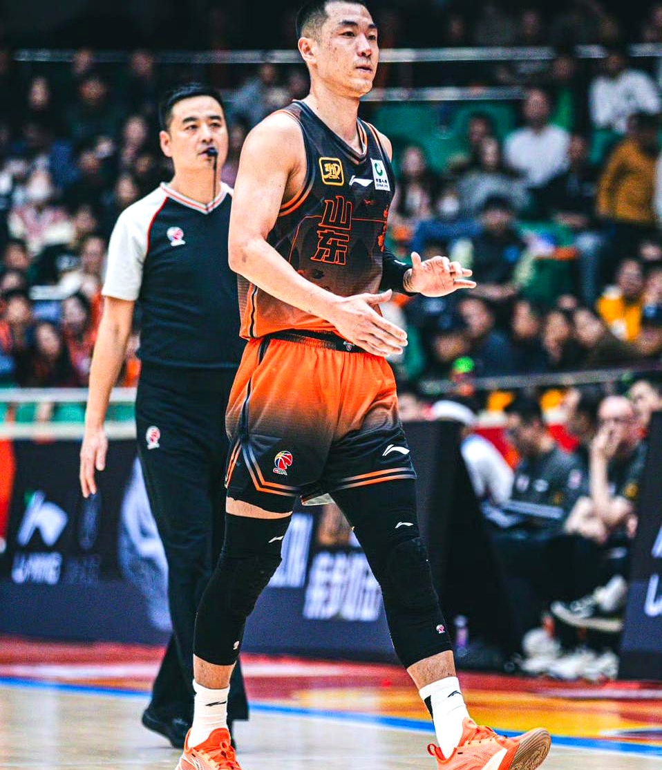 今晚体能课后，山东男篮遗憾出局备战法甲，引发热议，阵容厚度经受考验(丁元英为什么不救小丹)