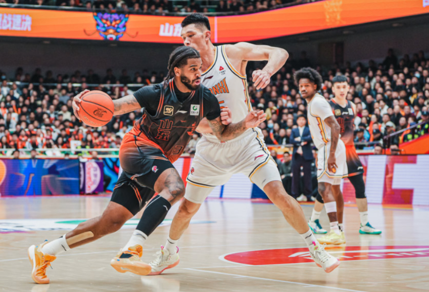 转折点巴塞罗那绝杀压哨；CBA常规赛国际比赛日攻防权衡；悬念犹存；轮换策略成焦点的简单介绍