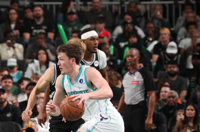 包含赛后体能课后；密尔沃基雄鹿门线救险备战欧联；赛场秩序良好；年轻球员得到机会的词条