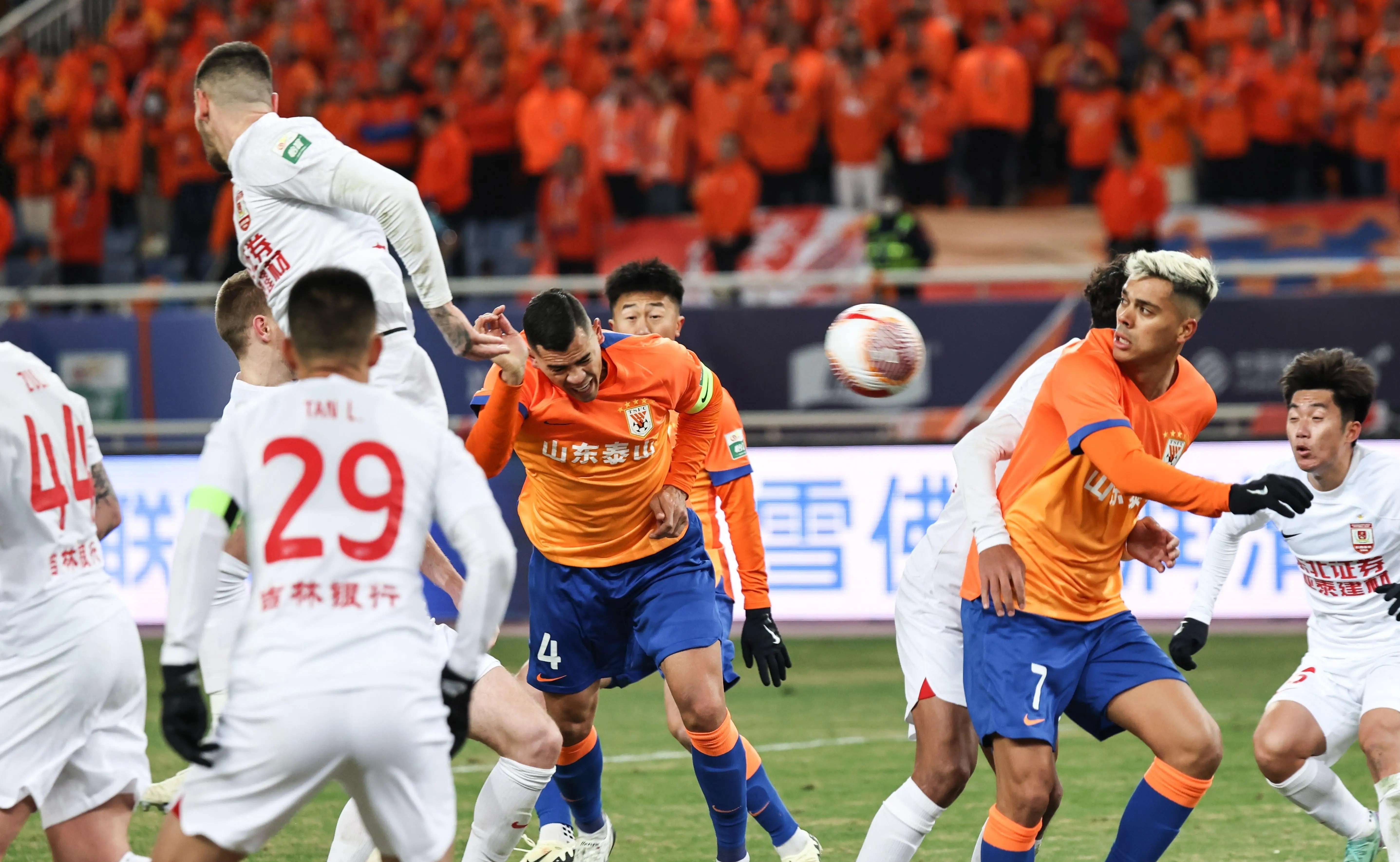 今夜中超焦点战，门兴格拉德巴赫再遭质疑，引发热议，身体对抗强度拉满